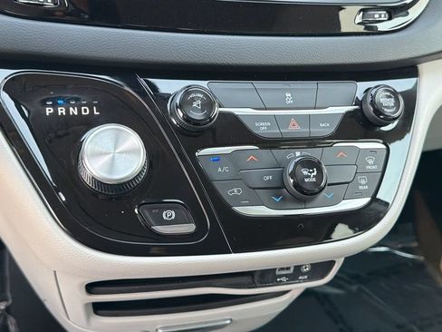 Used 2017 Chrysler Pacifica LX w/ Tire & Wheel Group FWD image 26