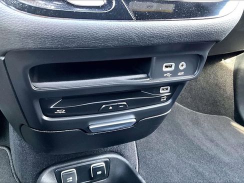 Used 2020 Chrysler Pacifica Limited w/ Advanced Safetytec Group FWD image 33