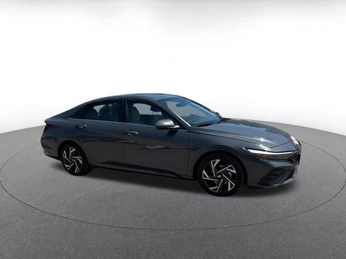 Used 2025 Hyundai Elantra Limited FWD image 2
