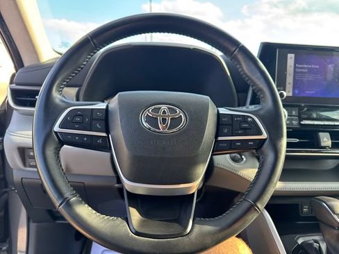 Used 2023 Toyota Highlander LE AWD/4WD image 17