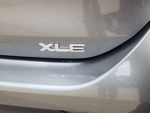 Certified 2025 Toyota Highlander XLE image 9