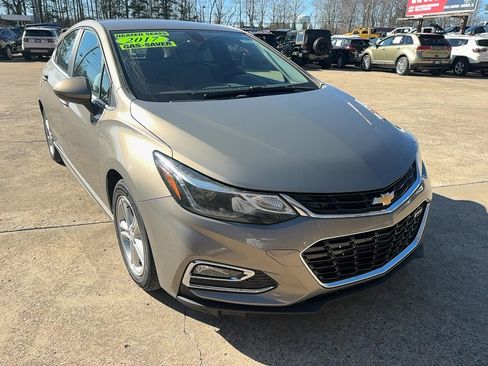 Used 2017 Chevrolet Cruze LT w/ Convenience Package image 4