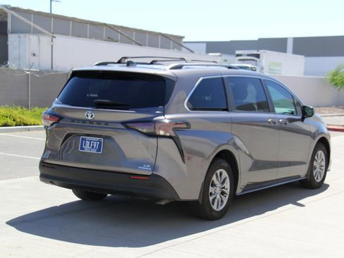 Used 2024 Toyota Sienna LE w/ LE Plus Package image 5