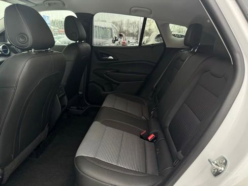 Used 2025 Chevrolet Trax LT w/ LT Convenience Package image 17