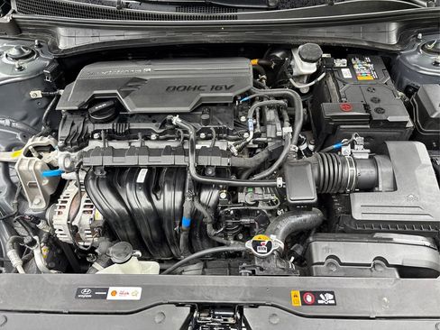 Certified 2025 Hyundai Elantra SE image 12