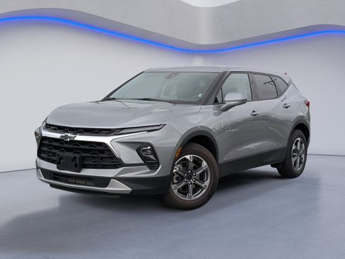 Used 2025 Chevrolet Blazer LT AWD/4WD image 2