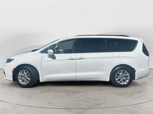 Used 2022 Chrysler Pacifica Touring-L FWD image 2