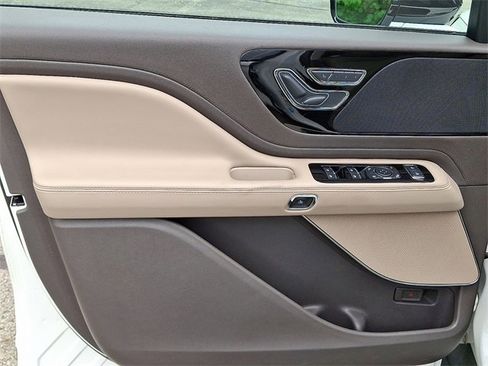 Used 2022 Lincoln Aviator AWD w/ Premium Package image 12