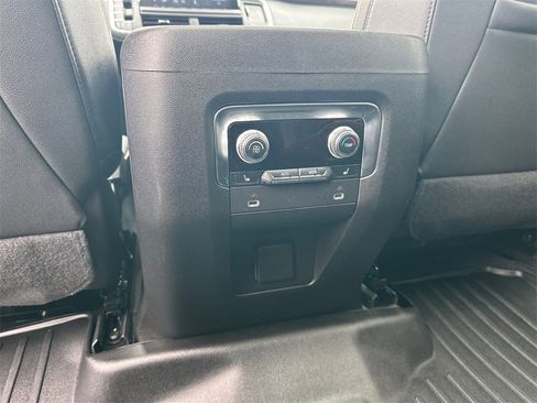 Used 2022 GMC Yukon SLT w/ SLT Premium Package image 23