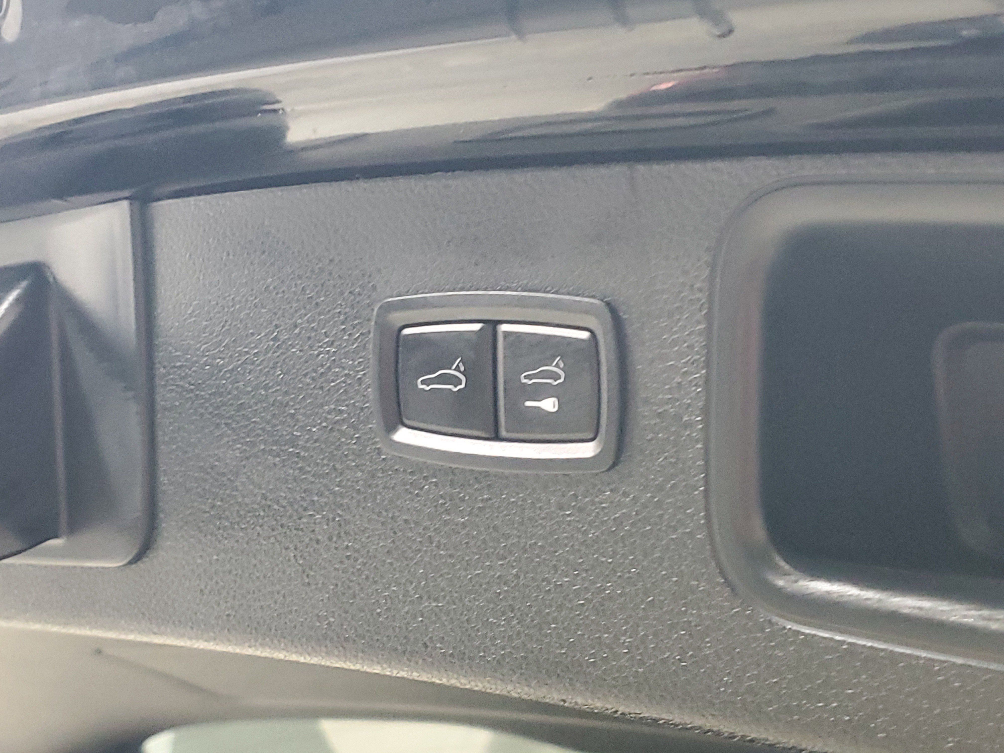Used 2025 Porsche Macan AWD/4WD image 9