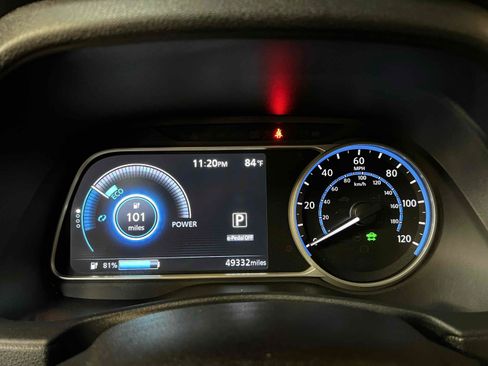 Used 2018 Nissan Leaf SV w/ SV Technology Package FWD image 6