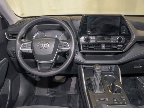 Used 2023 Toyota Highlander L image 6