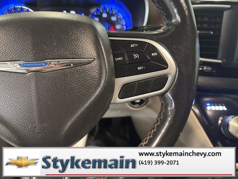 Used 2019 Chrysler Pacifica Touring-L image 29