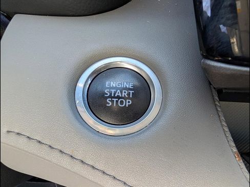 Used 2021 Toyota Highlander Limited image 15