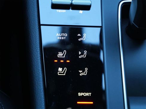 Certified 2025 Porsche Macan image 20