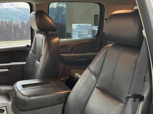 Used 2011 Chevrolet Suburban LT AWD/4WD image 18