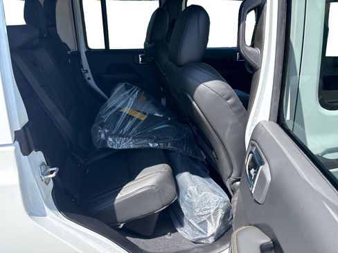 Used 2025 Jeep Gladiator Sport w/ Premium Package image 19