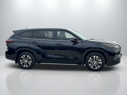 Used 2024 Toyota Highlander LE image 4
