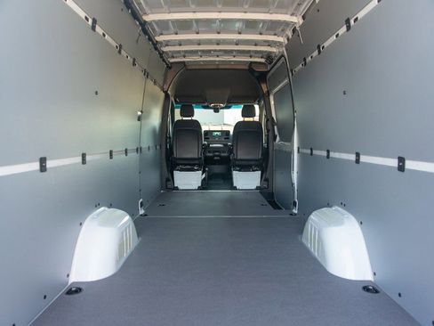 Used 2024 Mercedes-Benz Sprinter 2500 image 35