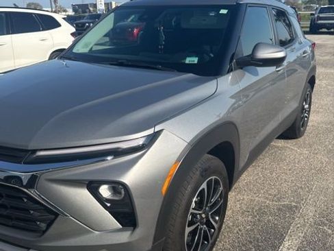 Used 2024 Chevrolet TrailBlazer LT w/ LT Cold Weather Package image 3