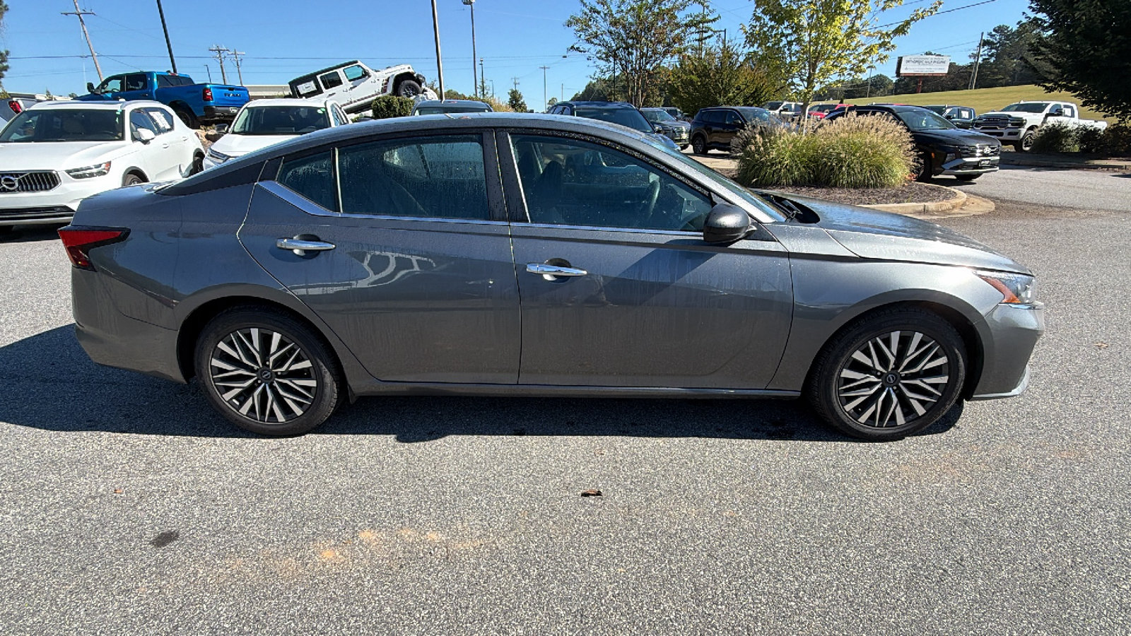 Used 2025 Nissan Altima 2.5 SV FWD image 8