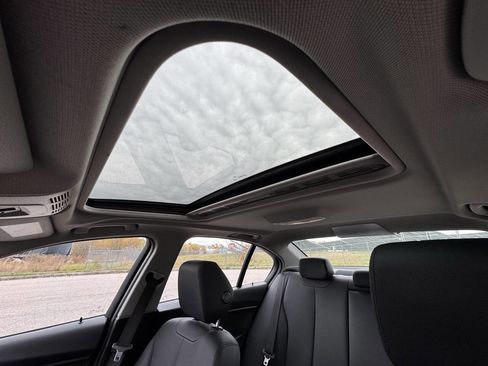 Used 2018 BMW 320i xDrive Sedan image 32