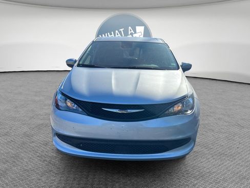 Used 2023 Chrysler Voyager LX FWD image 9
