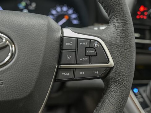 Used 2024 Toyota Sienna XLE w/ XLE Plus Package FWD image 20