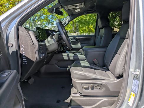 Used 2025 Chevrolet Suburban Z71 AWD/4WD image 17