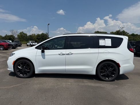 Used 2025 Chrysler Pacifica Limited FWD image 4
