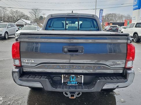 Used 2018 Toyota Tacoma SR image 5