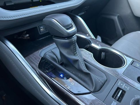 Used 2025 Toyota Highlander Limited image 28