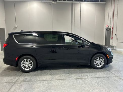 New 2026 Chrysler Pacifica Select image 5