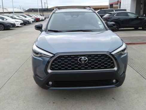 Used 2025 Toyota Corolla Cross XLE image 2