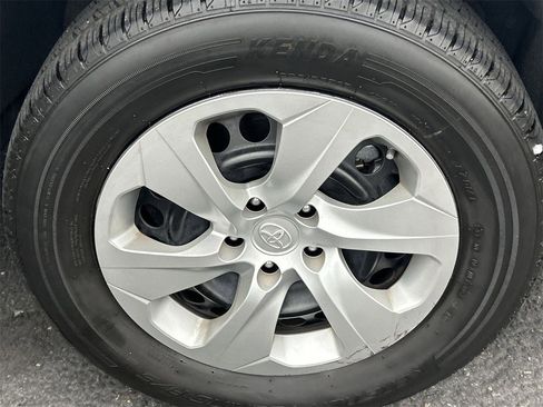 Used 2022 Toyota RAV4 LE image 7
