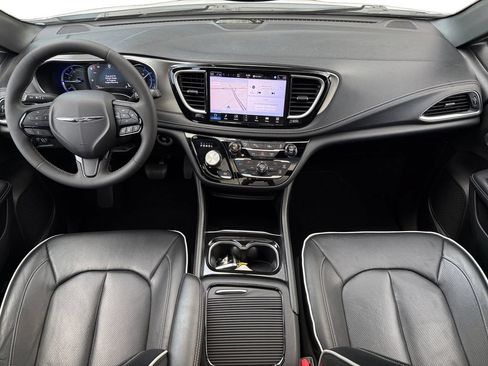 Used 2024 Chrysler Pacifica Premium FWD image 15