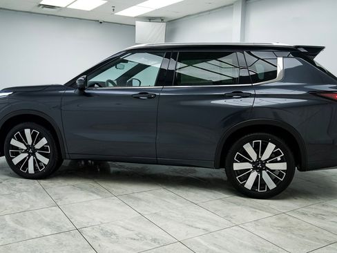 Used 2025 Mitsubishi Outlander SE image 3