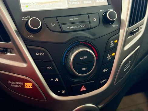 Used 2017 Hyundai Veloster Value Edition image 17