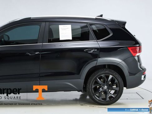 Used 2023 Volkswagen Taos SE w/ Panoramic Sunroof Package FWD image 4