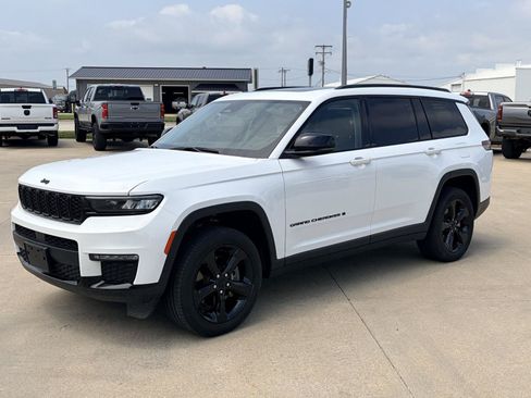 Used 2023 Jeep Grand Cherokee L Limited w/ Black Appearance Package AWD/4WD image 40