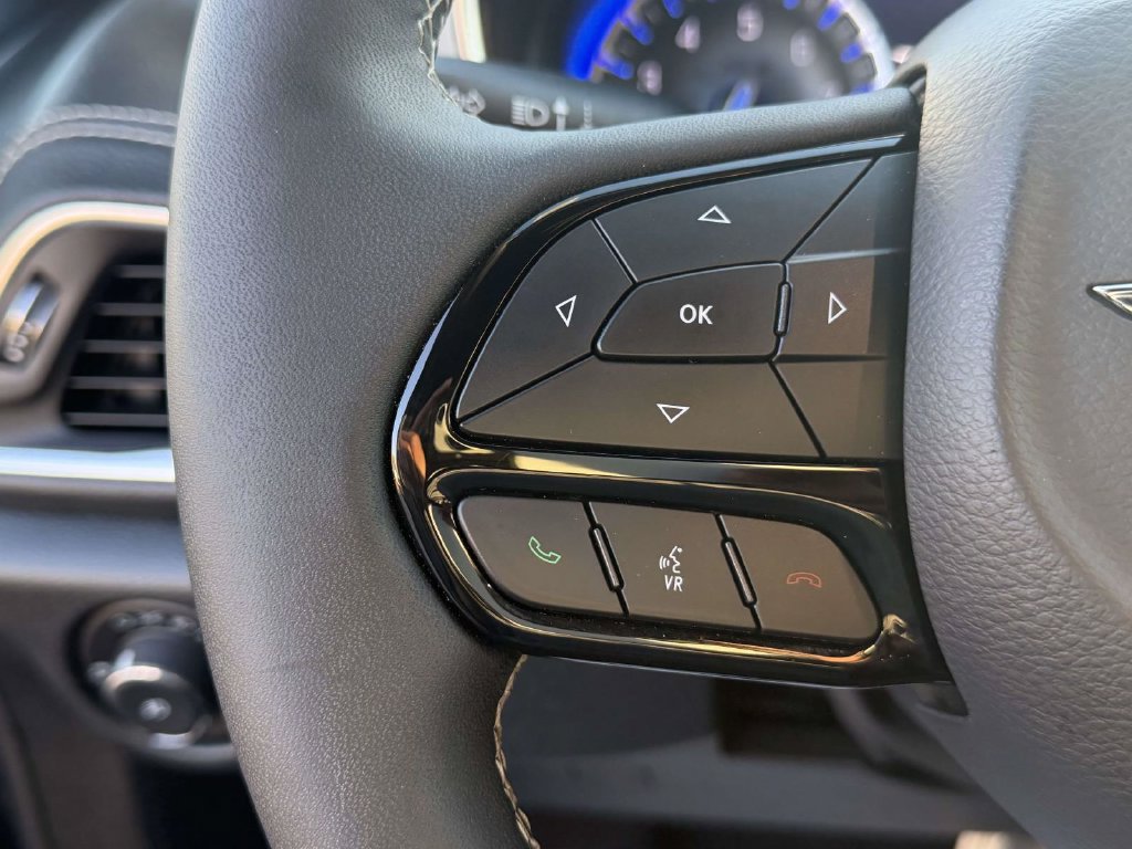 Used 2025 Chrysler Pacifica Limited FWD image 31