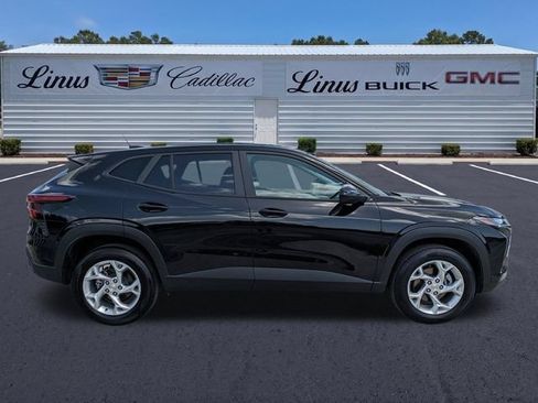 Used 2024 Chevrolet Trax LS w/ LS Convenience Package FWD image 3