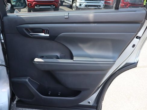 Used 2022 Toyota Highlander XLE AWD/4WD image 35