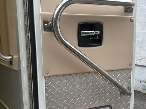 Used 2011 Chevrolet Express 4500 w/ Ambulance Package RWD image 35