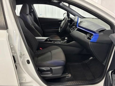 Used 2022 Toyota C-HR XLE FWD image 25