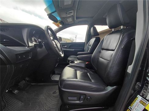 Used 2017 Toyota Sienna SE image 8