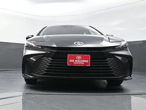 Used 2025 Toyota Camry LE FWD image 32