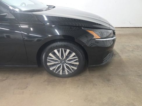 Used 2024 Nissan Altima 2.5 SV image 2