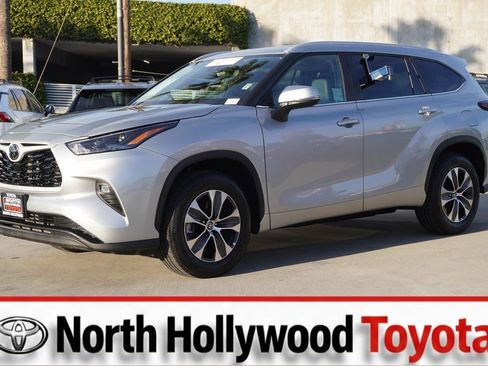 Certified 2025 Toyota Highlander XLE image 4