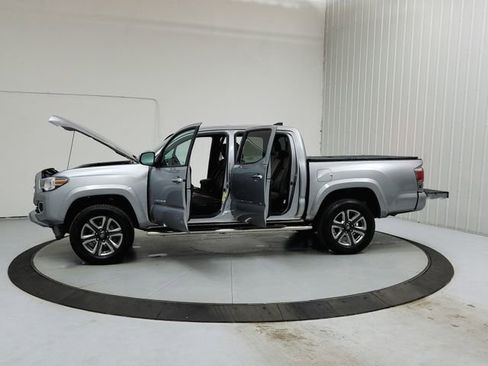Used 2019 Toyota Tacoma Limited image 12